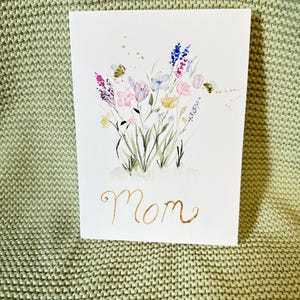 Cartão de Dia das Mães em aquarela pintada à mão, arte floral de abelha com flores silvestres da primavera