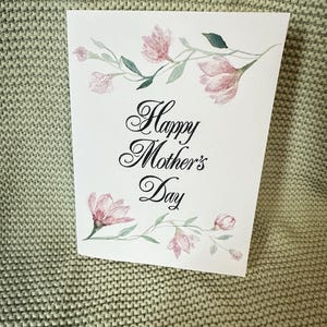 Tarjeta del Día de la Madre en acuarela pintada a mano de 5x7 con delicadas ilustraciones florales rosas