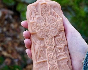 Vela artesanal picta de cera de abelha em pedra Eassie, história escocesa.