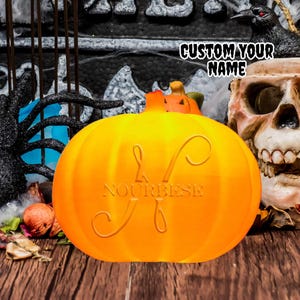 Lámpara de calabaza de Halloween personalizada: linterna con nombre personalizado, decoración espeluznante, regalo de Halloween, decoración de interiores para ella.