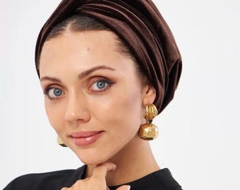 Handgemaakte bruinfluwelen tulbandmuts met gewatteerde ondersteunende structuur en gedrapeerd gedraaid ontwerp voor bescheiden moslimvrouwenmode