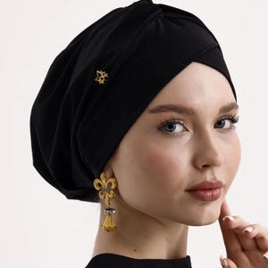 Breathable Black Hijab Bonnet with Front Stitch, Unpadded and Soft Viscose Fabric for Muslim Women’s Everyday Modest Fashion