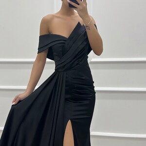 Strapless boat neck pleated satin dress, 28320 zdjęcie 3