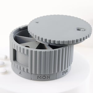 Graue Pillbox Personalisierter Wochen Organizer: Magnetischer Reisemedizin Etui, einfach zu befüllen Pillbox