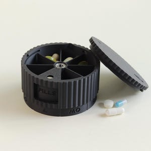 Gepersonaliseerde pillendoosje 7 dagen hoesje Aangepaste naam Medicijndoosje, vitamines, pillendoosje Mooi magnetisch op reis, grote pillen, zwart