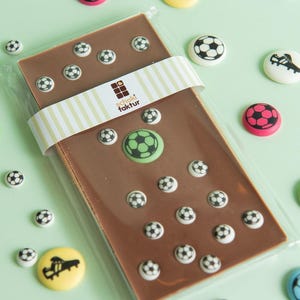 Barretta da calcio al cioccolato con decorazione di zucchero - Idea regalo perfetta per gli appassionati di calcio, dolcetti per feste e occasioni
