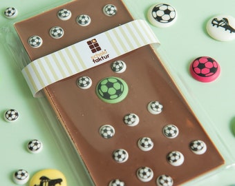 Barra de chocolate de fútbol con decoración de azúcar.