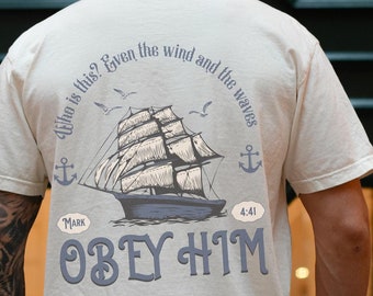 Kristen komfortfärger T-shirt Markus 4:41 kristna kläder dopgåva bibelvers bibelskjorta herr kristen merchandise present till honom