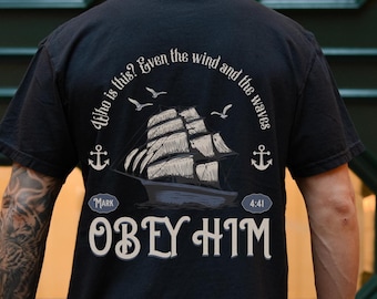 Kristen komfortfärger T-shirt Markus 4:41 kristna kläder dopgåva bibelvers bibelskjorta herr kristen merchandise present till honom