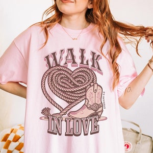 Walk in Love christelijk comfort kleuren shirt op geloof gebaseerde christelijke kleding christelijke merchandise Jezus kleding westers christelijk valentijnsshirt