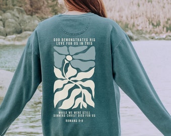Christian Crewneck Comfort Colors Bible Verse Sweatshirt Romans 5:8 Shirt Spiritual Sweatshirt Retro Flowers Cottagecore Christian Clothes
