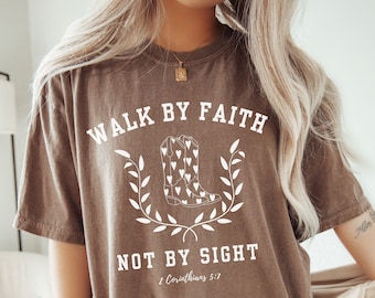 Cammina per fede non per vista Comfort colori Christian Tshirt Fede basata sul Vangelo Camicia Bibbia Versetto Tshirt Cowgirl Stivali Camicia Womens Top