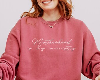 Christian Crewneck Comfort Colors La maternidad es mi ministerio Regalo cristiano para su camisa de ministerio Sudadera cristiana Homeschool Mama Shirt