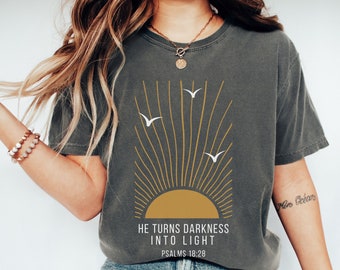 Mörker till ljus Psalm 18 Komfortfärger Boho kristen skjorta Trobaserad skjorta Kristen merchandise Kristen streetwear Bibelvers gåvor