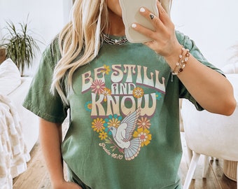 Estar quieto y saber Christian Comfort Colors Camiseta Boho Christian Camisa Escritura Camisa Cristiana Streetwear Retro Biblia Versículo Juan 8:36