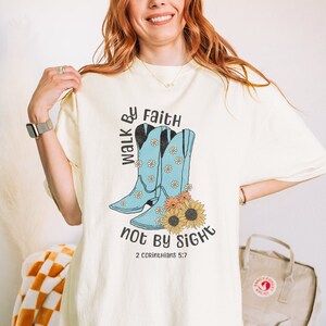 Walk By Faith Not By Sight Boho Christian Comfort Kleuren T-shirt Western Christian Cowboylaarzen Cottagecore Christian Merch 2 Korinthiërs 5:7