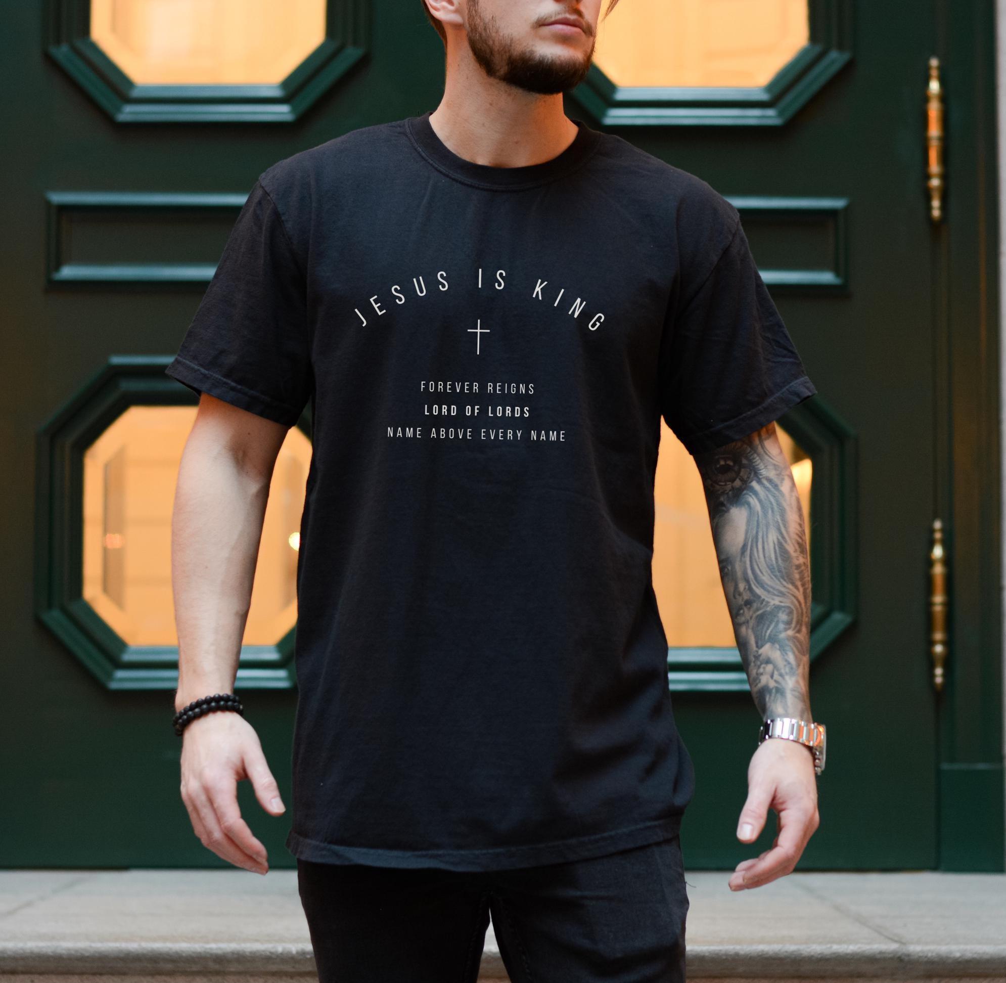 イエスは王 クリスチャン・コンフォートカラーシャツ 神の名前Tシャツ 