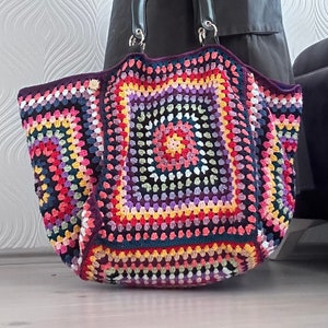 Colorful Extra Large Crochet Granny Square Shoulder Bag with Leather shoulder straps, for the Beach or as a Chic Market Bag in Retro Style image 1