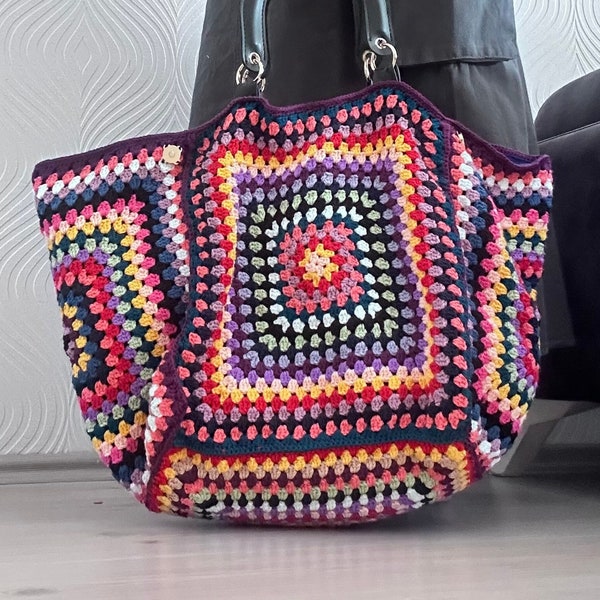 Colorido bolso de hombro cuadrado de abuela de ganchillo extra grande con correas de cuero, para la playa o como bolso de mercado elegante en estilo retro