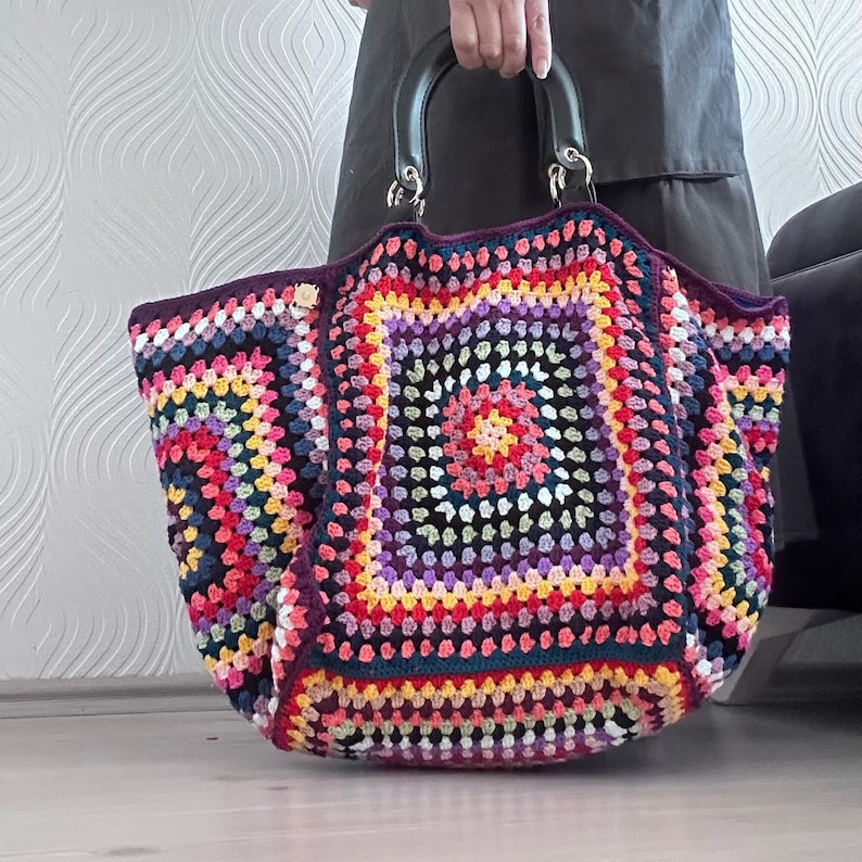 Colorful Extra Large Crochet Granny Square Shoulder Bag with Leather shoulder straps, for the Beach or as a Chic Market Bag in Retro Style image 1