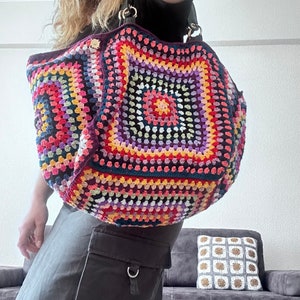 Colorful Extra Large Crochet Granny Square Shoulder Bag with Leather shoulder straps, for the Beach or as a Chic Market Bag in Retro Style zdjęcie 3