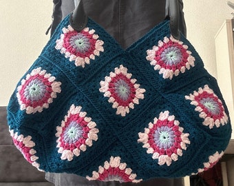 Colorful Extra Large Crochet Granny Square Shoulder Bag with Leather shoulder straps, for the Beach or as a Chic Market Bag in Retro Style