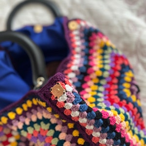 Colorido bolso de hombro cuadrado de abuela de ganchillo extra grande con correas de cuero, para la playa o como bolso de mercado elegante en estilo retro imagen 2