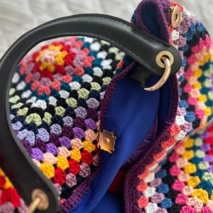 Colorful Extra Large Crochet Granny Square Shoulder Bag with Leather shoulder straps, for the Beach or as a Chic Market Bag in Retro Style image 6