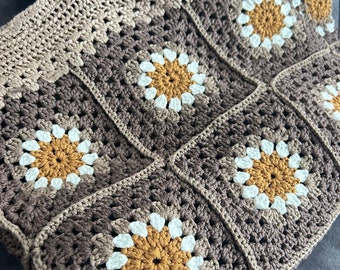 Borsa tote quadrata della nonna all'uncinetto con cinturino in pelle - Motivo floreale senape, marrone e bianco