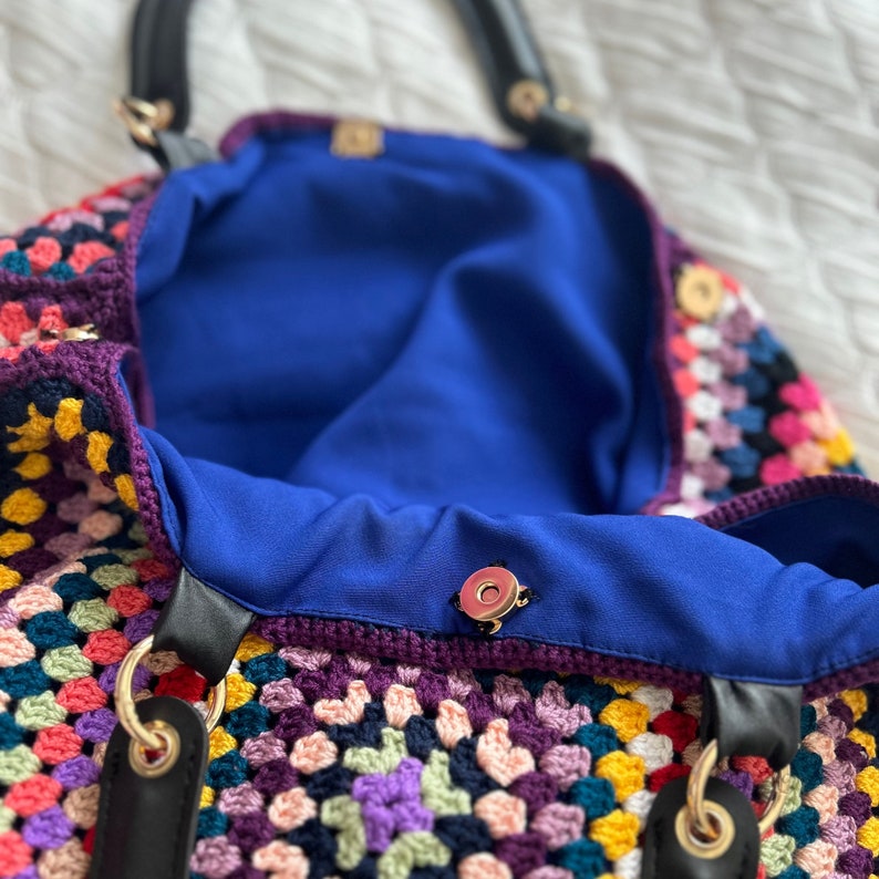 Colorful Extra Large Crochet Granny Square Shoulder Bag with Leather shoulder straps, for the Beach or as a Chic Market Bag in Retro Style image 5