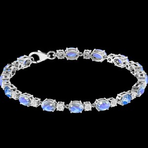Puede incluir: Una pulsera de plata con piedras azules ovaladas y peque&ntilde;as piedras transparentes. La pulsera tiene un cierre de broche.