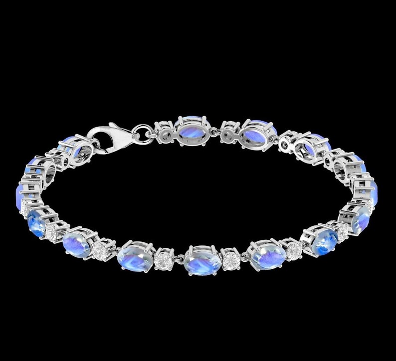Puede incluir: Una pulsera de plata con piedras azules ovaladas y peque&ntilde;as piedras transparentes. La pulsera tiene un cierre de broche.