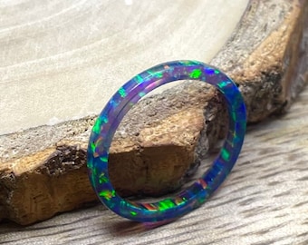 Anel de Opala Negra Sólida com 2 mm de Largura, Anel Fino com Opala Multicolorida, Anel de Opala com Acabamento Obsidiana, Anel de Opala Urbana Moderna, Presente Ideal para Ela
