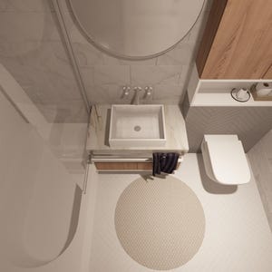 Peut inclure: Vue a&eacute;rienne d'une salle de bain moderne avec des toilettes, un lavabo et un meuble en bois blancs. Un tapis rond beige est pos&eacute; sur le sol. Les murs sont carrel&eacute;s dans un motif gris clair.