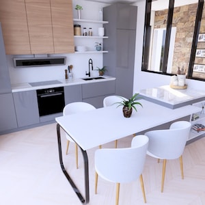 Peut inclure: Cuisine moderne avec des meubles gris, une table &agrave; manger blanche et quatre chaises blanches. La cuisine comprend un four noir, un robinet noir et une petite plante sur la table. Le sol est en bois clair.