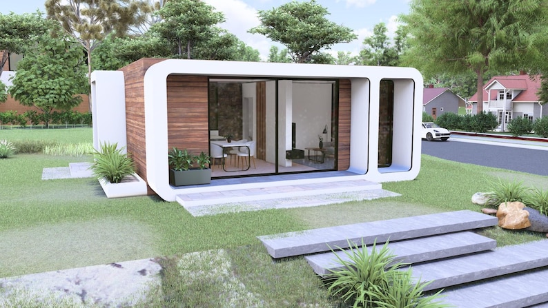 Peut inclure: Maison moderne et minimaliste avec une structure blanche et un rev&ecirc;tement en bois. De grandes fen&ecirc;tres en verre r&eacute;v&egrave;lent un int&eacute;rieur avec un bureau et des meubles. La maison est entour&eacute;e d'herbe verte, de plantes et d'un chemin en pierre. Une voiture est gar&eacute;e dans la rue en arri&egrave;re-plan.