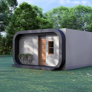 Könnte beinhalten: Ein modernes, graues, rechteckiges Gebäude mit einem geschwungenen schwarzen Rahmen um den Eingang. Das Gebäude hat eine Holztür, ein kleines Fenster und eine kleine Veranda mit Topfpflanzen. Die Struktur steht auf einem grünen Rasen mit Bäumen im Hintergrund.