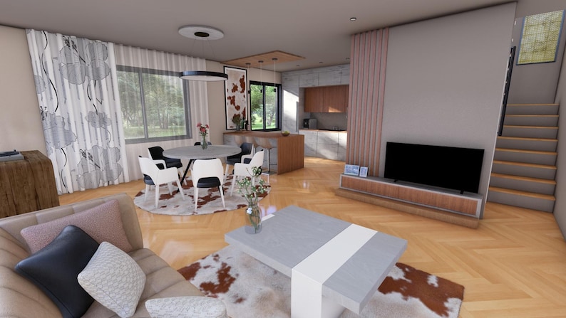 Peut inclure: Un salon moderne avec un sol en bois clair, comprenant une table basse grise, un canap&eacute; avec des coussins et une table &agrave; manger avec des chaises. Une grande t&eacute;l&eacute;vision est fix&eacute;e au mur et un escalier m&egrave;ne &agrave; l'&eacute;tage.