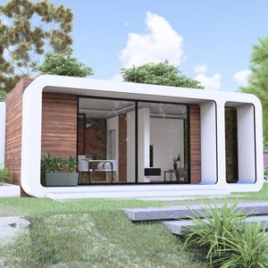 Peut inclure: Maison moderne et minimaliste avec un ext&eacute;rieur blanc et des panneaux de bois. De grandes fen&ecirc;tres en verre offrent une vue sur l'int&eacute;rieur. La maison est entour&eacute;e d'herbe verte, d'arbres et d'un ciel bleu.