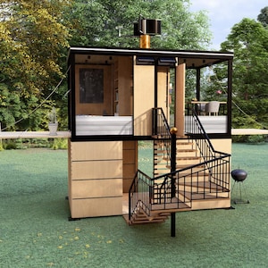 Pu&ograve; includere: Una struttura in legno a due piani con telaio nero e scale. L'edificio ha un ponte e un piccolo barbecue nelle vicinanze. La struttura &egrave; circondata da erba verde e alberi.