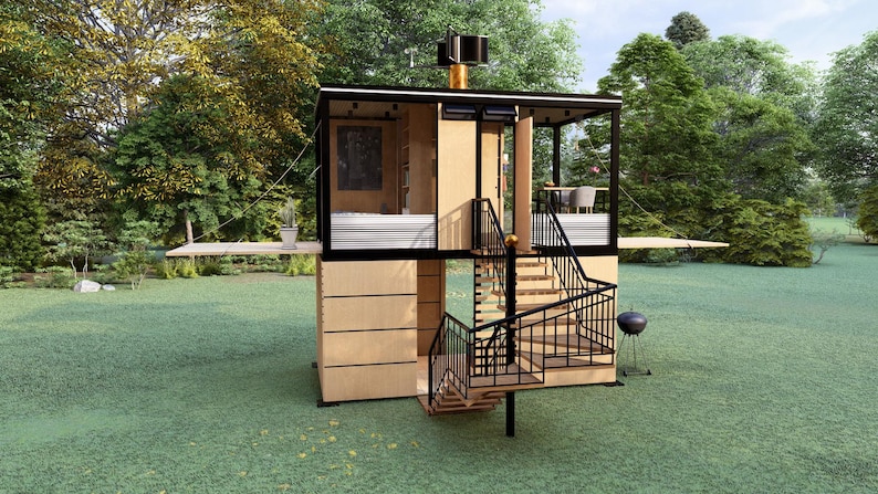 Pu&ograve; includere: Una struttura in legno a due piani con telaio nero e scale. L'edificio ha un ponte e un piccolo barbecue nelle vicinanze. La struttura &egrave; circondata da erba verde e alberi.