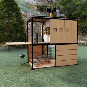 Pu&ograve; includere: Una moderna casetta a due piani con struttura nera e pannelli in legno. La casa &egrave; dotata di un piccolo terrazzo esterno, un barbecue e una piccola area salotto. La struttura &egrave; situata su un prato.