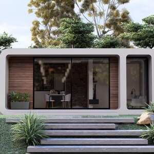 Peut inclure: Une petite maison rectangulaire blanche et moderne avec de grandes fen&ecirc;tres en verre et un mur d'accent en bois. La maison est entour&eacute;e d'une verdure luxuriante, notamment des arbres, de l'herbe et des buissons. Des marches en b&eacute;ton m&egrave;nent &agrave; l'entr&eacute;e.