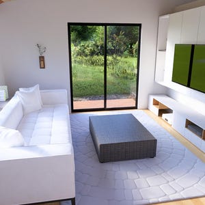 Puede incluir: Sal&oacute;n moderno con sof&aacute; blanco, mesa de centro gris y alfombra grande. La habitaci&oacute;n tiene una ventana grande con persianas y un televisor de pantalla plana montado en la pared. La habitaci&oacute;n est&aacute; decorada con colores neutros.