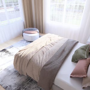 Puede incluir: Una habitaci&oacute;n con una cama cubierta con una manta beige texturizada y varias almohadas rosas y verdes. Tambi&eacute;n hay una alfombra estampada y una otomana blanca. La habitaci&oacute;n tiene grandes ventanas con cortinas transparentes.