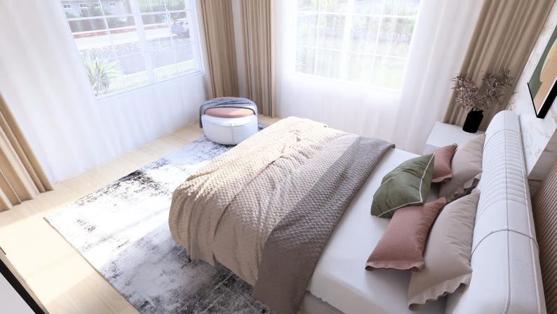 Puede incluir: Una habitaci&oacute;n con una cama cubierta con una manta beige texturizada y varias almohadas rosas y verdes. Tambi&eacute;n hay una alfombra estampada y una otomana blanca. La habitaci&oacute;n tiene grandes ventanas con cortinas transparentes.