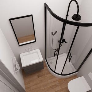以下が含まれることがあります： 黒いフレームのシャワー、白い洗面台、トイレを備えたモダンなバスルームの俯瞰図。 シャワーは湾曲したガラスドアと黒い備品を備えています。 壁は白く、床は木目調です。