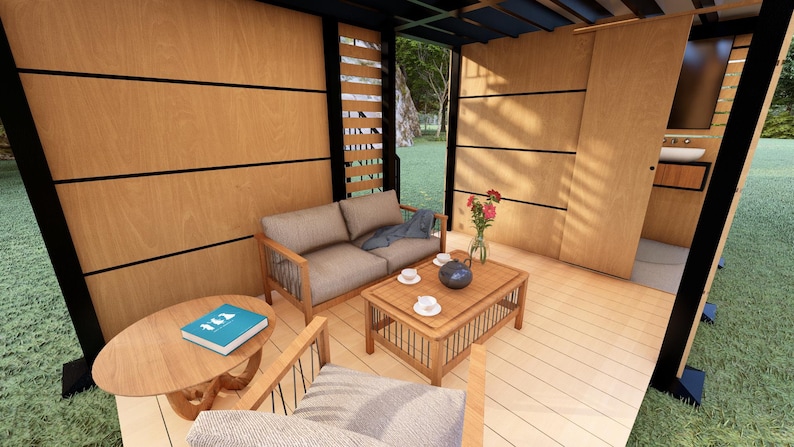 Pu&ograve; includere: Vista interna di un moderno spazio abitativo all'aperto con pareti e pavimenti in legno. Include un divano, un tavolino e un tavolino. Un piccolo libro &egrave; appoggiato sul tavolino. Lo spazio &egrave; aperto verso l'esterno.