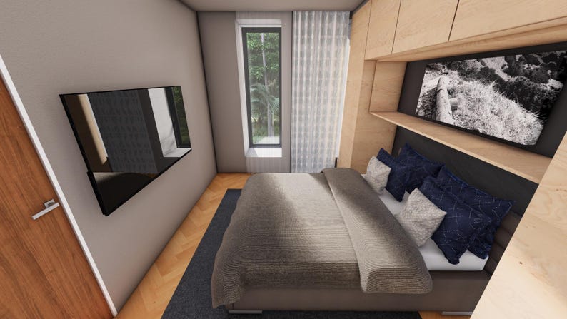 Peut inclure: Une chambre moderne avec un lit, des oreillers et une t&eacute;l&eacute;vision. Le lit est recouvert d'une couverture grise et d'oreillers bleus et blancs. Une grande fen&ecirc;tre avec des rideaux transparents est visible.
