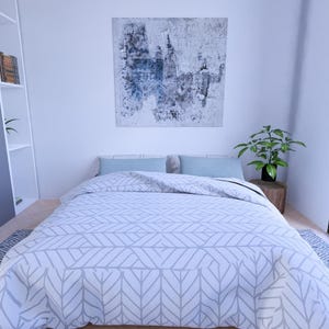 Peut inclure: Chambre moderne avec un lit recouvert d'une couette &agrave; motifs blancs et gris. Deux oreillers bleu clair reposent contre la t&ecirc;te de lit. Une grande fen&ecirc;tre &agrave; encadrement noir est &agrave; droite. Une armoire grise et une &eacute;tag&egrave;re blanche sont &agrave; gauche.